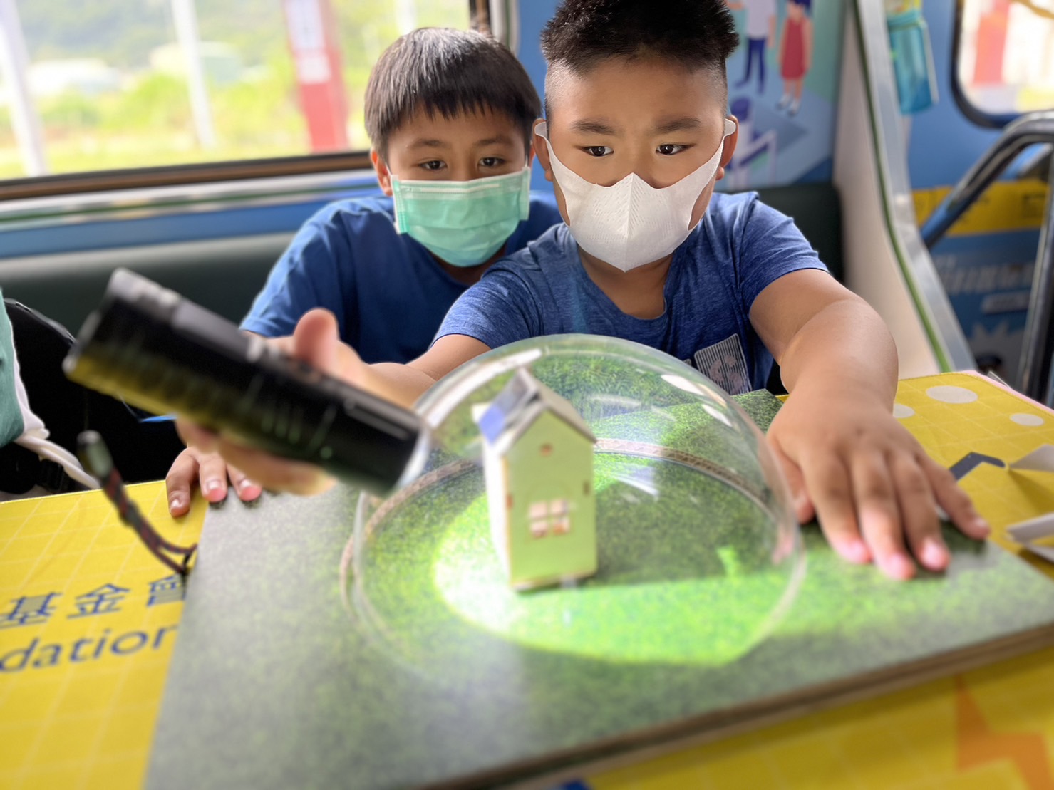 PA视讯參與基礎科學主題車廂，以STEAM教學精神，設計「逐日科學家」、「太陽能工程師」以及「淨零建築師」三大能源科普課程和實驗